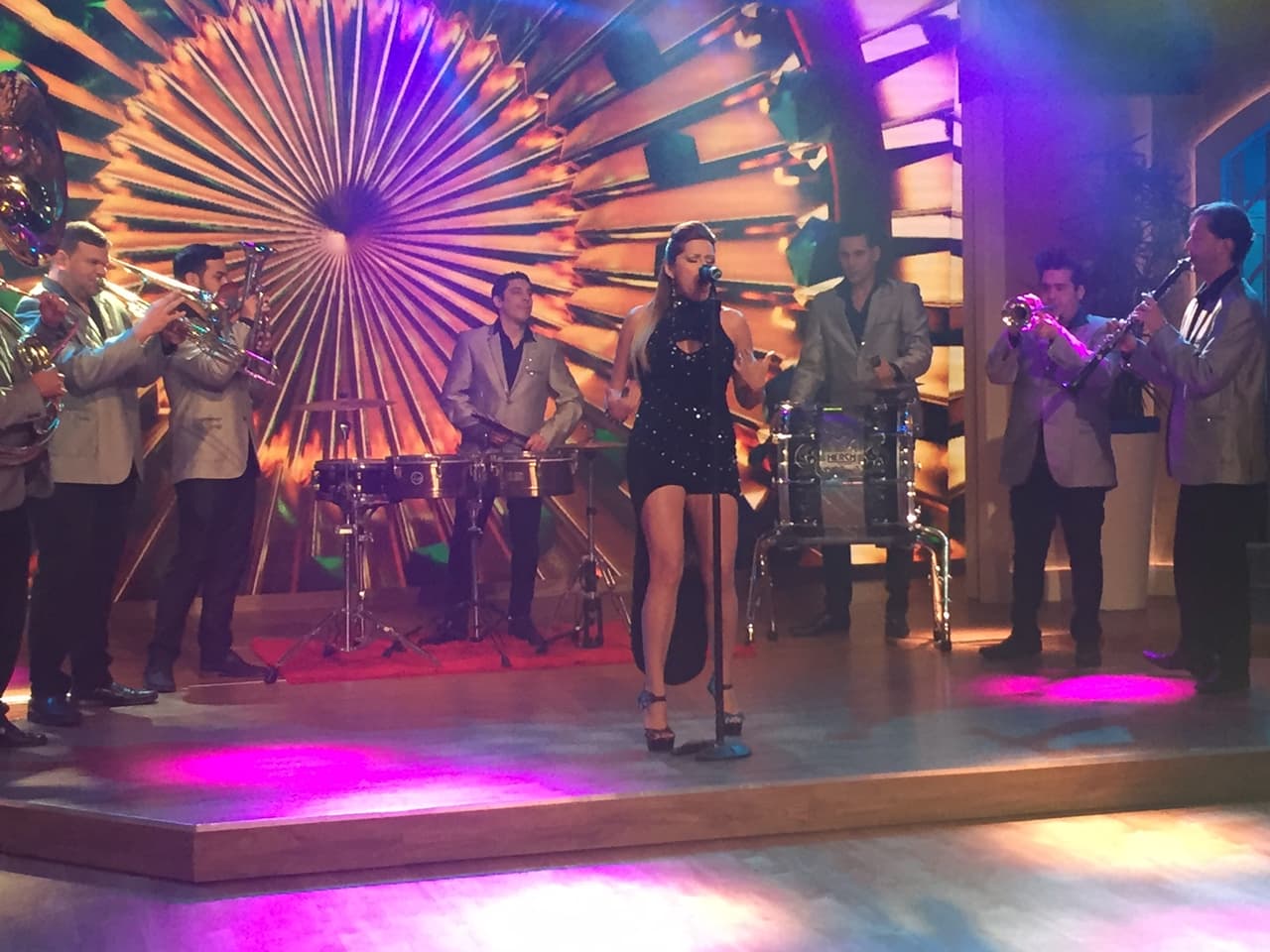 Carmen vino a presentar su nuevo tema: "En Tu Propia Cama".