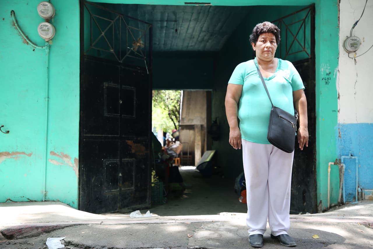 "Por acá no vino (Enrique) Peña Nieto", dice Silvia Viliebre Rodríguez, vecina de la colonia Zapata, una de las zonas de Jojutla más destruida por el terremoto, a propósito de la visita que hizo el miércoles el presidente mexicana. Su casa sufrió graves daños y debe ser demolida. "Aquí nací, era la casa de mis padres. Me da mucha tristeza, mucho coraje. Seguimos en estado de shock", dice Viliebre mientras espera que las máquinas comiencen a trabajar.