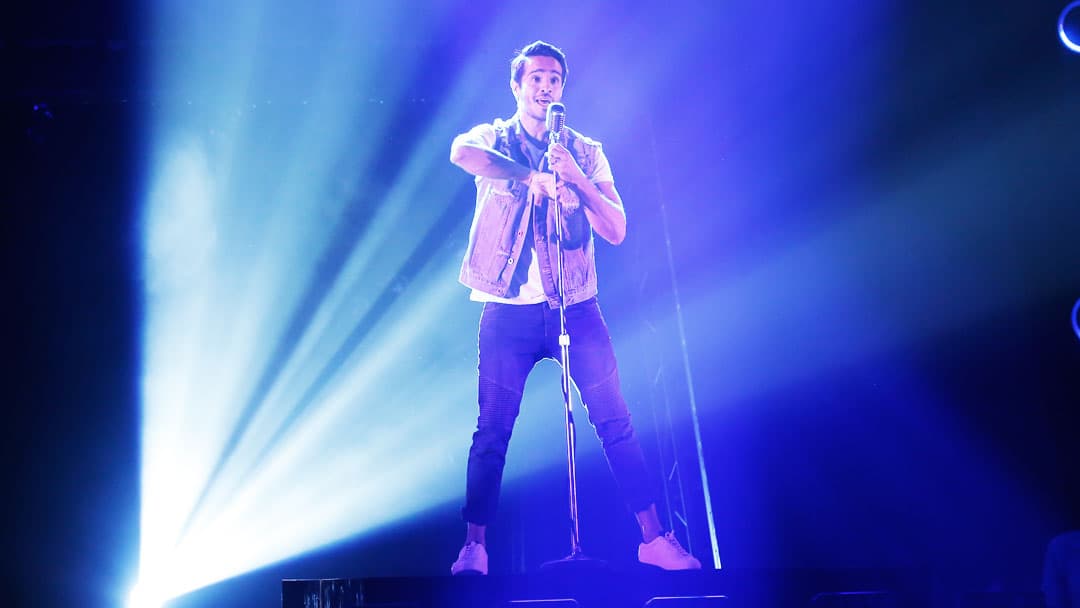 Éktor Rivera no solo bailó el tema 'Tutti Frutti', sino que también interpretó una versión especial para la primera gala.