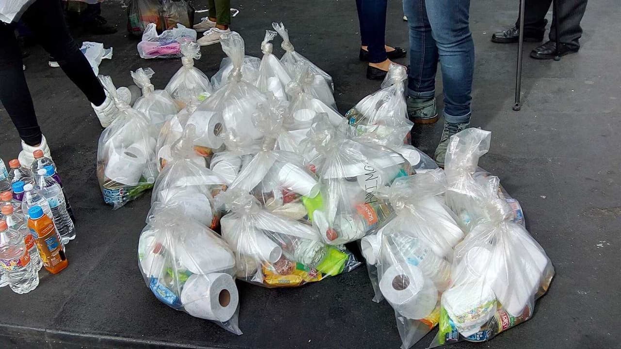 Con el dinero, su primo y un grupo de amigos, que también querían ayudar, adquirieron agua embotellada, papel higiénico, toallas femeninas, latas de atún, medicinas, comida para perros, entre otros.