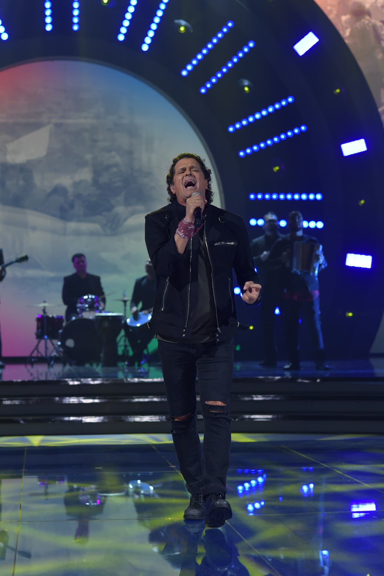 Carlos Vives interpretó el sencillo 'Corazón profundo' y dedicó sentidas palabras a las comunidades afectadas por los desastres naturales.