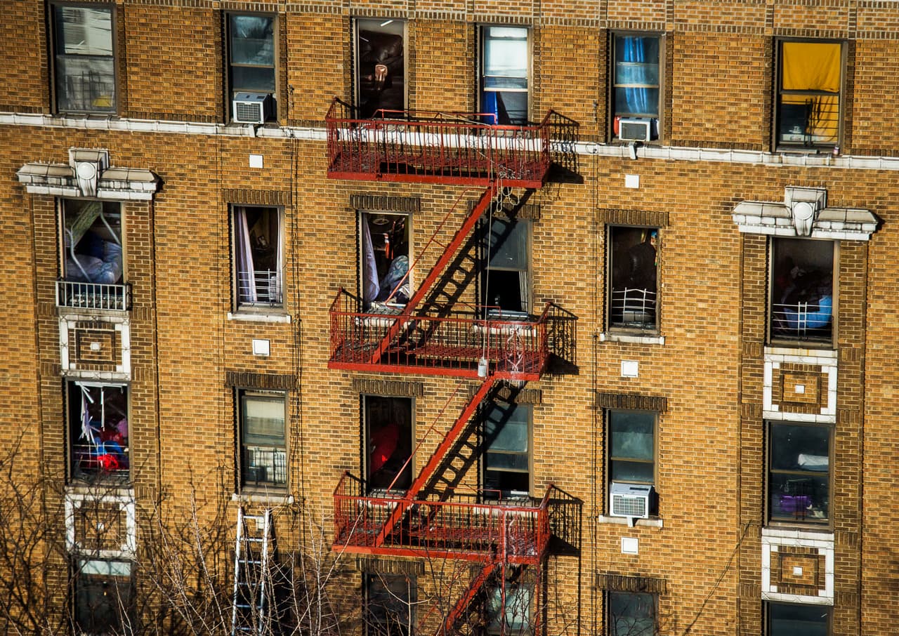 Una escalera de bomberos en la imagen sobre la pared del edificio incendiado. Se ve el interior de los apartamentos a través de las ventanas rotas. El alcalde de la ciudad, Bill de Blasio, había adelantado que se trataba de un incidente casero: "Parece que fue un horrible y trágico accidente", afirmó.
