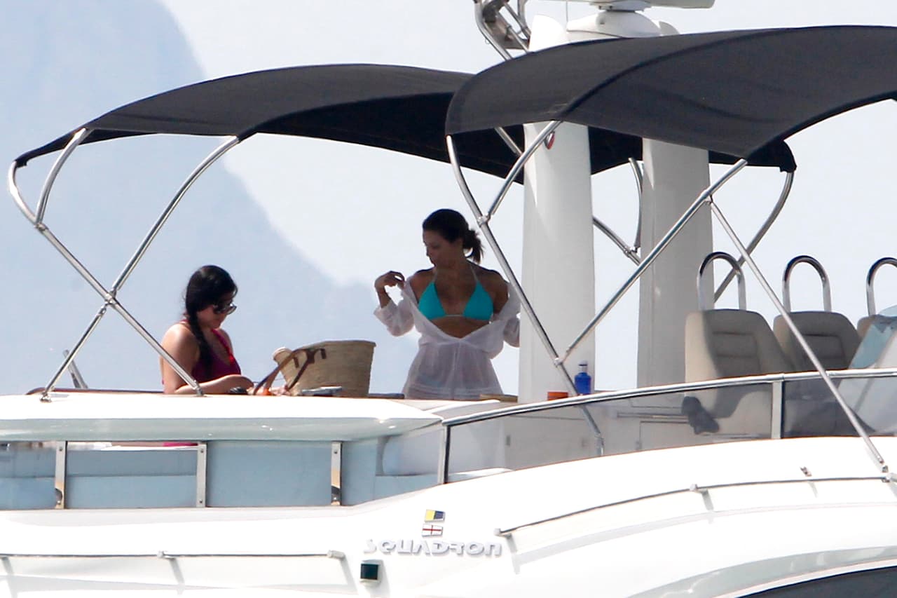 Entonces sí, Eva se quitó la ropa para broncearse.