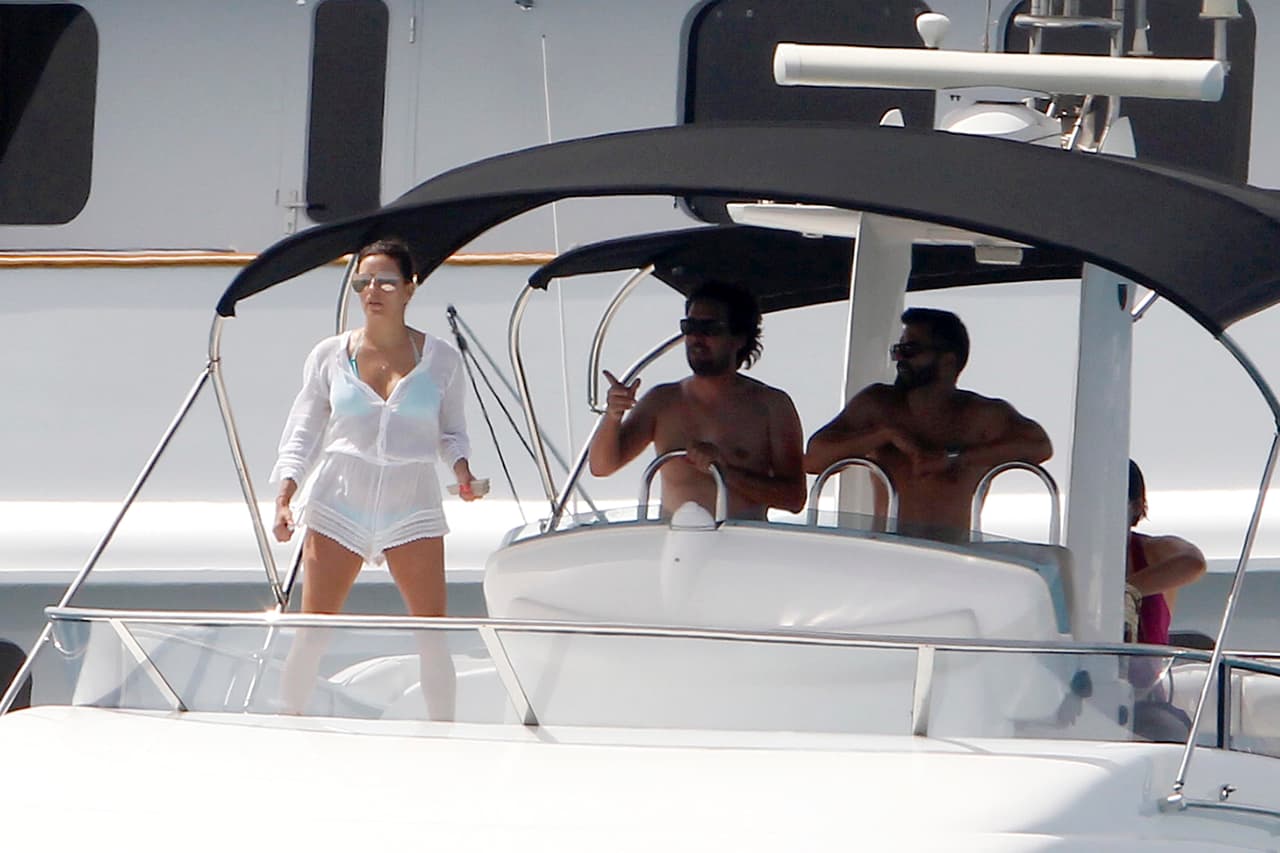 El grupo de amigos abordó un yate.