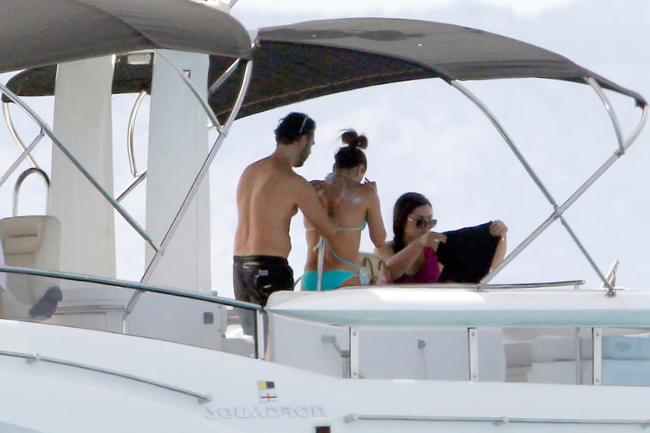 Su esposo le puso protector solar.