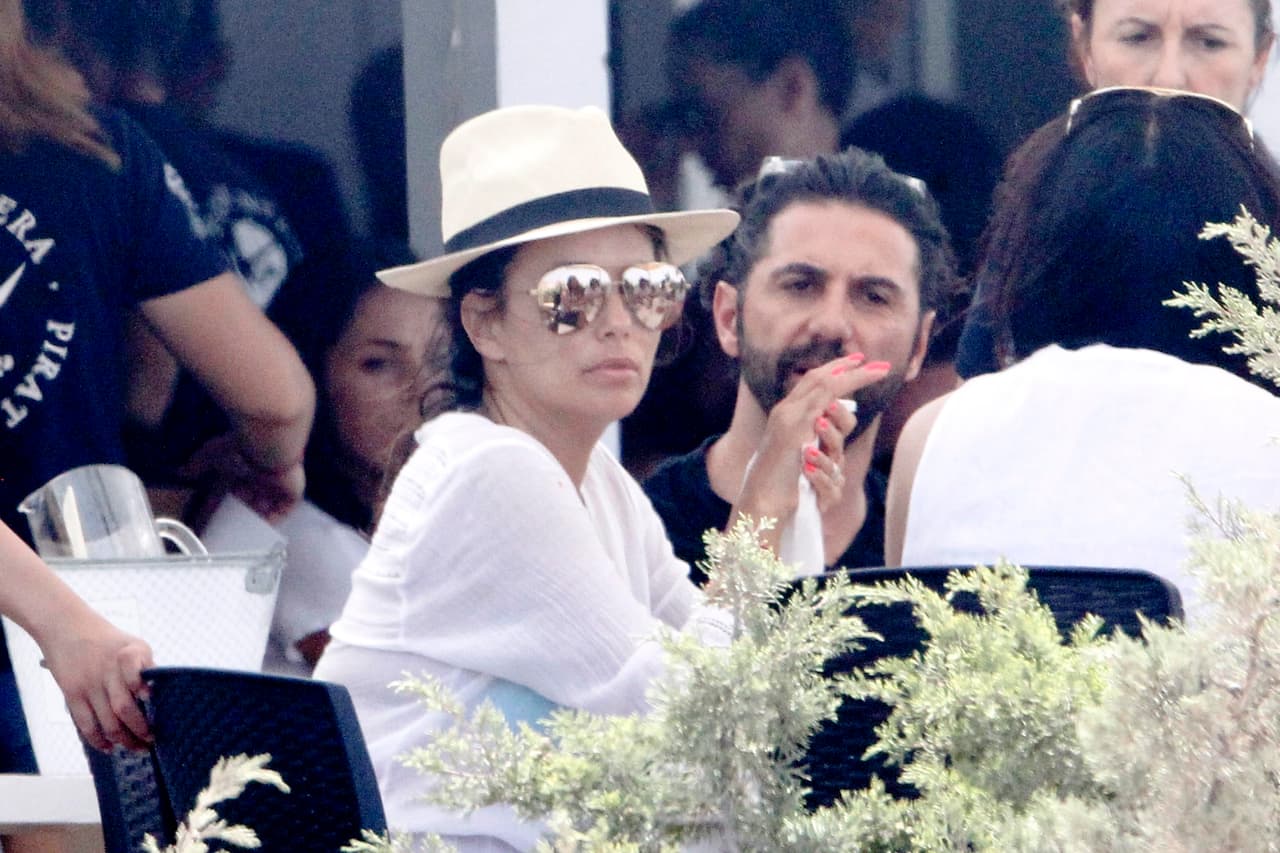 Tomaron el almuerzo a la orilla del mar.