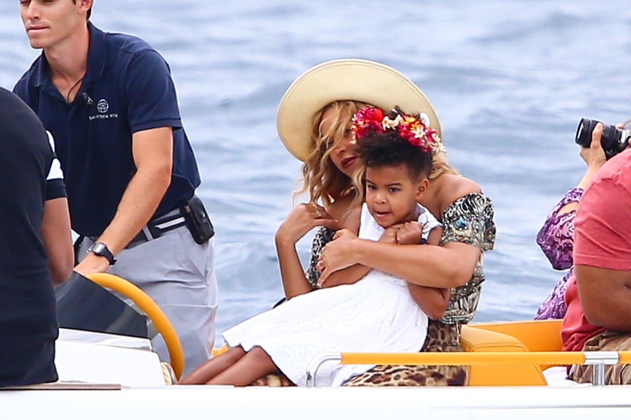 Disfrutar las olas del mar es una de sus actividades favoritas.