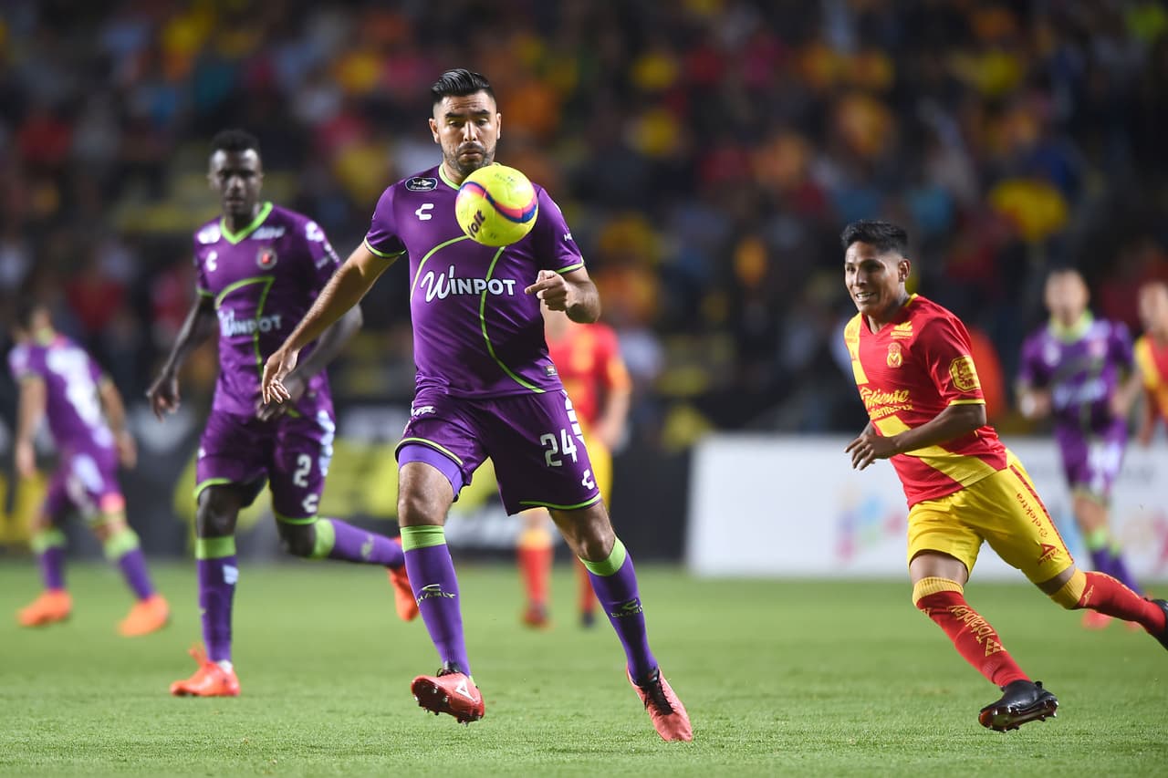 José Rivas, central del conjunto escualo, tuvo una noche ocupada en la derrota de su equipo como visitante.