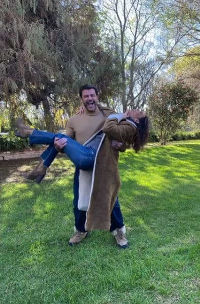 En una de estas imágenes que publicó hace casi tres años, el actor y cantante comentó lo nerviosa que aún pone a su esposa.