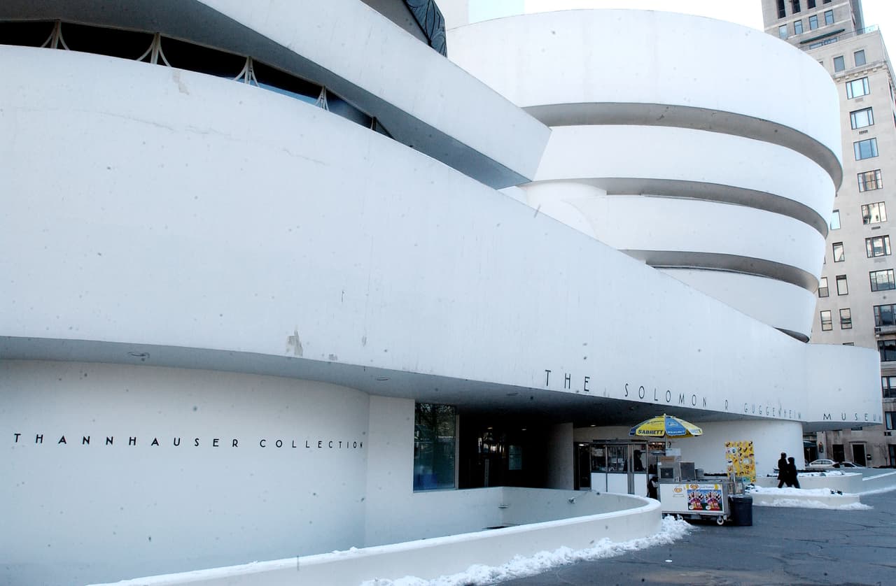 El Museo Guggenheim fue construido en 1959. Está ubicado en 1071 de la Quinta Avenida y la esquina de la calle 89 en el vecindario Upper East Side de Manhattan, Nueva York.