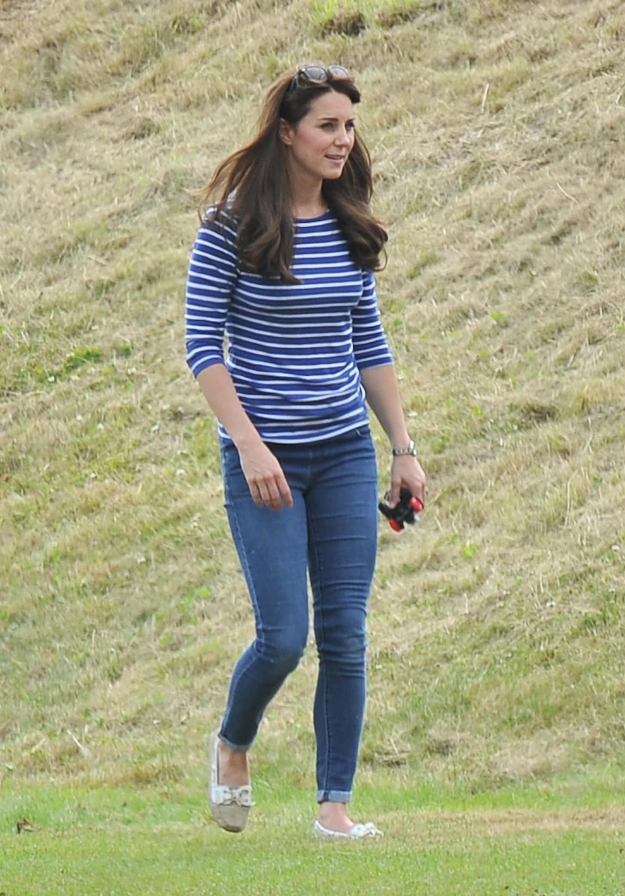 Usó unos jeans muy ajustados y una blusa a rayas.