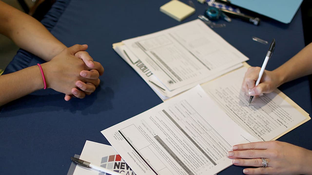 <u><b>Primer Paso:</b></u> Lo primero que debes hacer es 
<b>reunir todos los documentos necesarios</b> para 
<a href="https://www.univision.com/local/nueva-york-wxtv/licencias-de-conducir-para-indocumentados-en-nueva-jersey-lo-que-debes-saber-video">solicitar esta licencia por primera vez</a>.