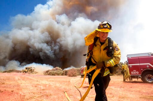Más de 370 bomberos, asistidos por varios helicópteros y aviones cisterna, responden al incendio ante temperaturas de tres dígitos que llevaron al Servicio Meteorológico a emitir una advertencia de calor extremo.