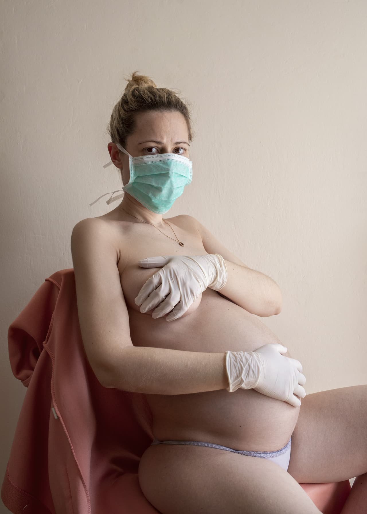 <b>‘Natalie en cuarentena’.</b> Mi esposa estaba embarazada de cinco meses, de gemelos. Reflexionando sobre nuestras inseguridades sobre la pandemia la fotografié con el icónico método de protección contra el nuevo virus. La pandemia lo está afectando todo: el nacimiento de nuestros hijos, nuestros trabajos, nuestros ingresos, nuestro hogar” cuenta el autor de esta imagen. Tercer lugar en la categoría ‘retrato familiar’.