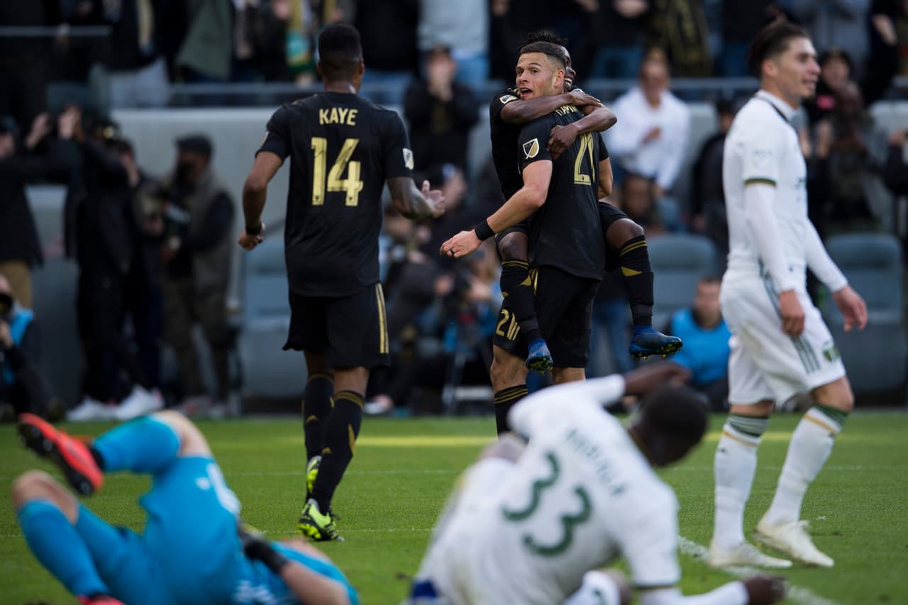 Al minuto 45 Christian Ramirez (21) anotó el 2-1 para Los Angeles FC, en una jugada que inició el mexicano Vela.