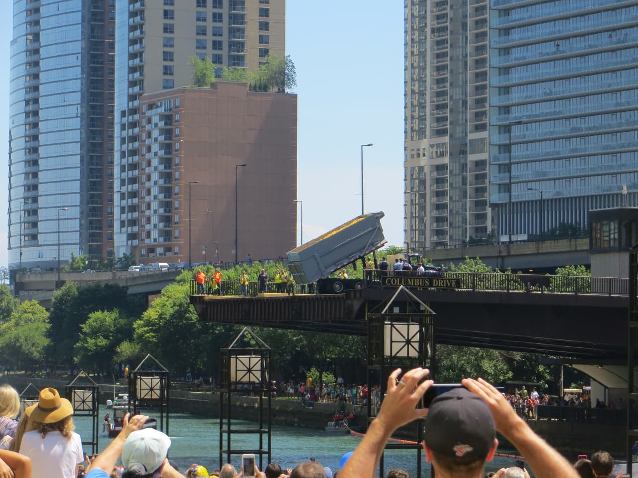 Más de 50,000 patitos fueron lanzados en el Chicago River.