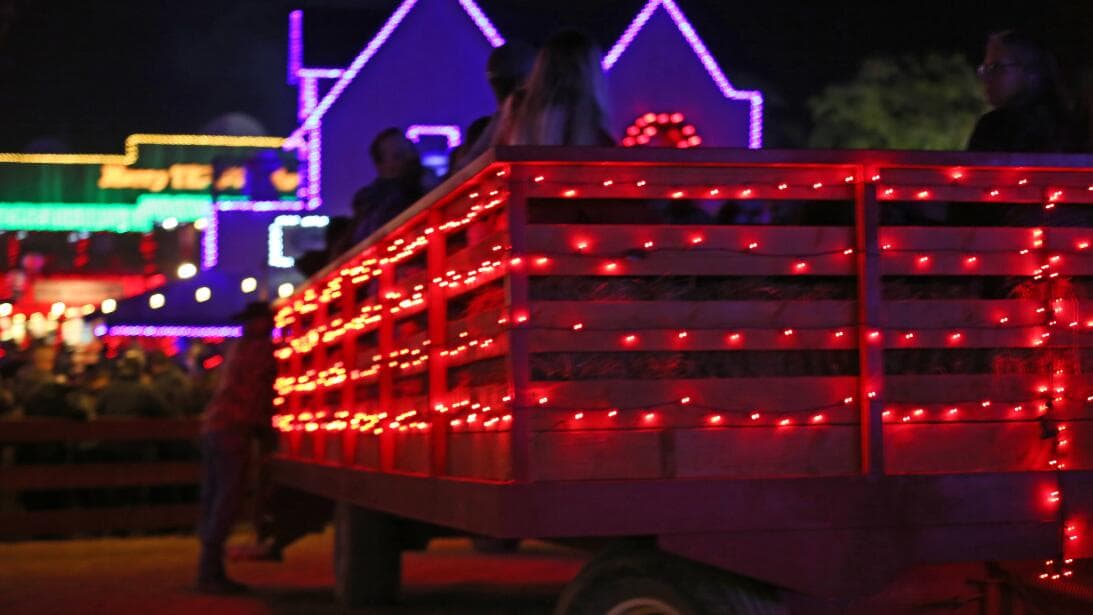 Durante este recorrido, los visitantes van montados en remolques tirados por camionetas.