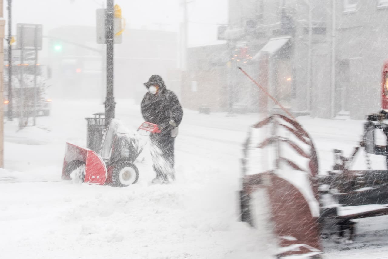 Empleados de la ciudad despejan la nieve de las calles de Patachogue, en el estado de Nueva York. Desde Maine hasta Florida, cada estado de la costa este estadounidense tiene al menos avisos y advertencias meteorológicas de tormentas, nevadas o vientos.