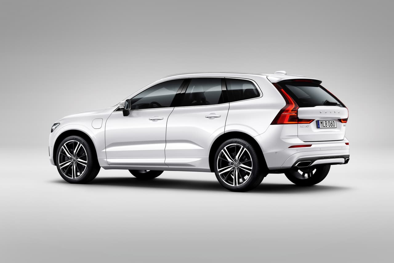 Este modelo Volvo XC60 T8 'Twin Engine' R-Line denota su linaje deportivo en sus agresivas ruedas de aleación de P1 pulgadas y sus neumáticos Pirelli P Zero de bajo perfil. Pero su herencia es más profunda de lo que se puede apreciar a primera vista, su capó esconde un tren motriz híbrido enchufable que general 400 caballos de fuerza y que acelera a la XC60 de 0 a 60 mph en solo 5.3 segundos.