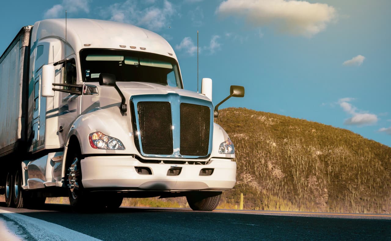 En video: un hombre intenta asaltar un tráiler, el chofer acelera y queda colgado del vehículo en plena autopista