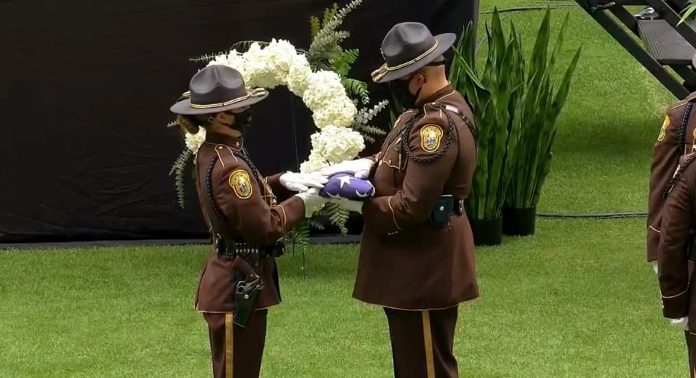 La bandera de los Estados Unidos que cubría el féretro fue entregada a sus familiares por el director del FBI. 
<br>