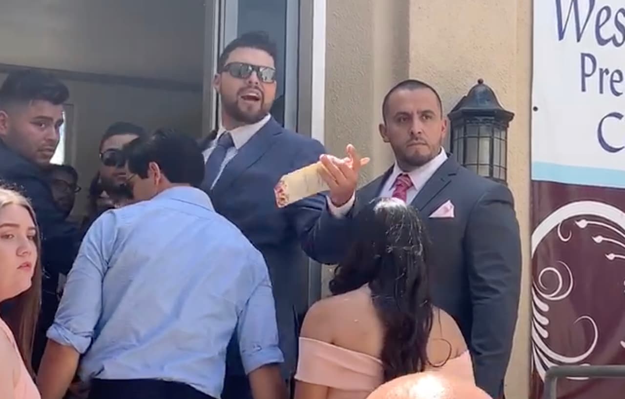 <h3 class="cms-H3-H3"><b>9 </b></h3>La intérprete también defendió que sus tíos Rosie y Juan Rivera hayan asegurado que los medios de comunicación 
<b><a href="https://www.lasestrellas.tv/espectaculos-1/famosos-1/chiquis-rivera-ataques-prensa-boda-rosie-rivera-medios-exageraron-no-son-victimas">se hicieron las víctimas en la boda: </a></b>“Ellos (Rosie y Juan) nada más están para defendernos […] (A Juan Rivera) lo que le importa es defender a su familia […] y le dio coraje, como el hombre fuerte que es, le dio coraje y le dio tristeza, estaba muy triste de por qué hacen esto”, declaró.