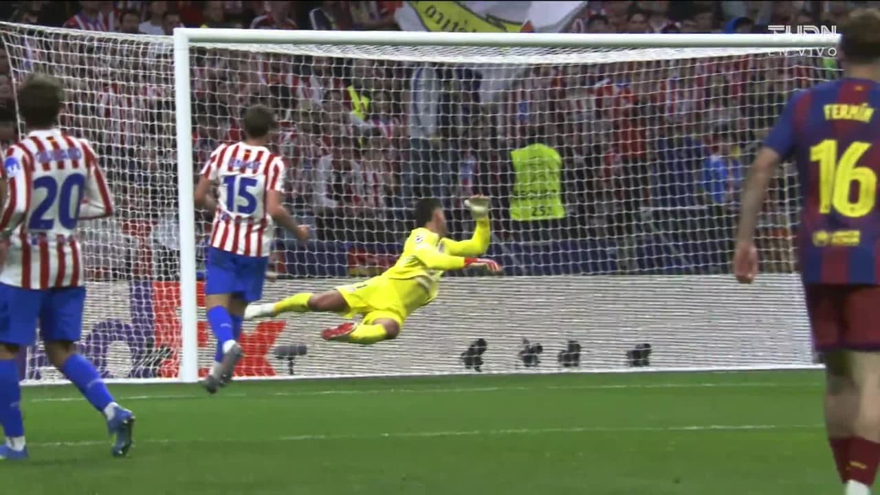 ¡TIRO ATAJADO! disparo por Fermín López.