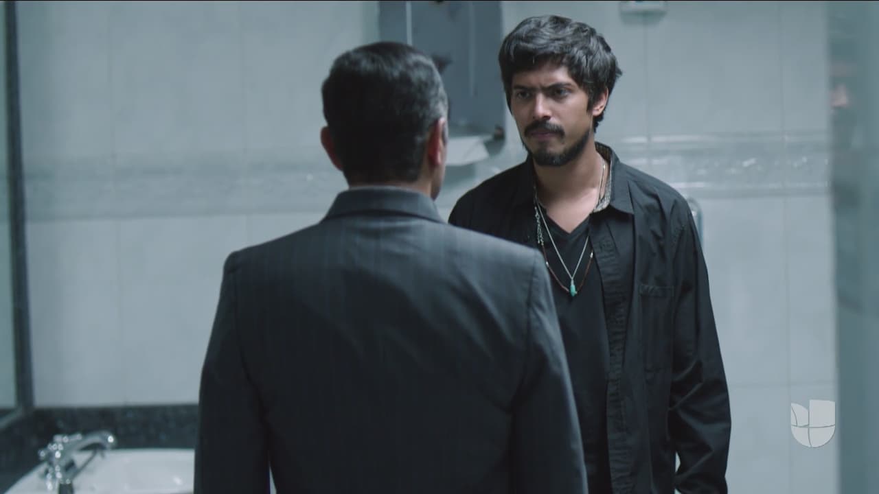 Pero su presencia lo enfureció y corrió al joven del lugar, sin confesarle que el verdadero motivo de su distanciamiento fue para no dañar su imagen política.