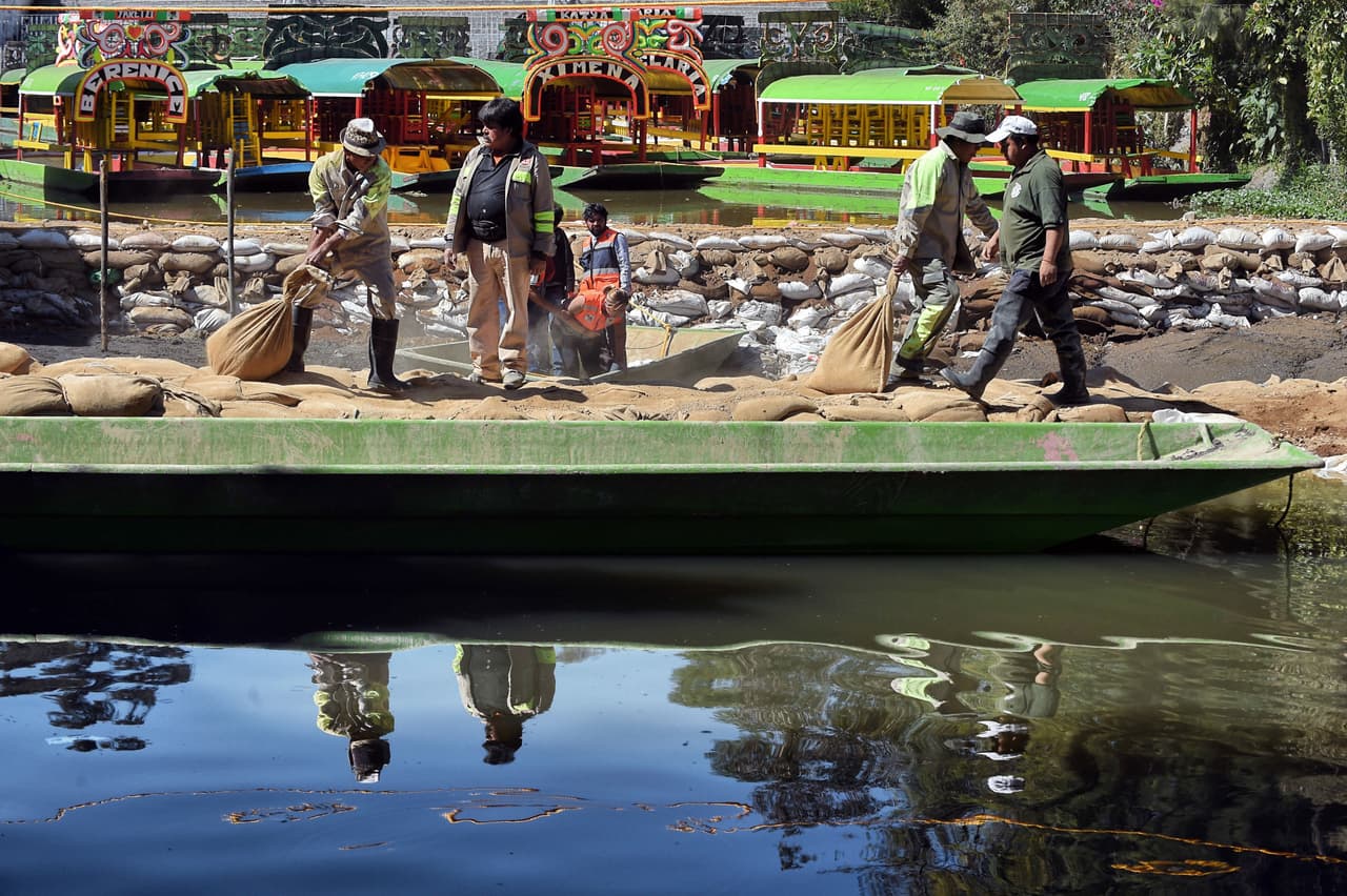Elementos de Protección Civil colocaron costales de arena con los que se pretendía detener la fuga del líquido.