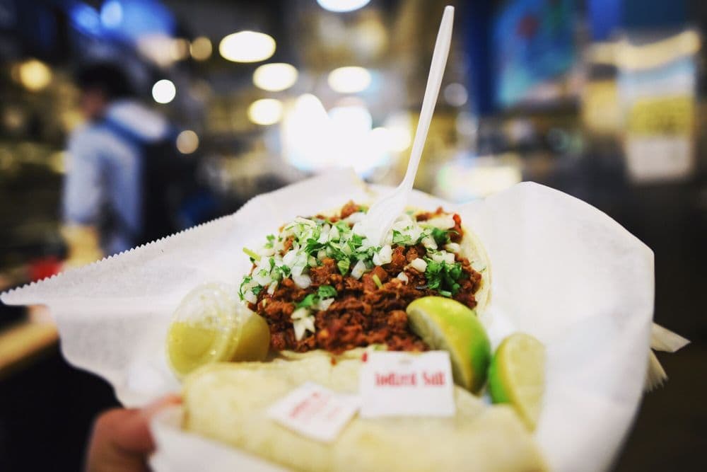 <b>Tacos Tumbras a Tomas</b> - Según las calificaciones este taquero es una ‘gema perdida’. Además de tacos Tumbras a Tomas también se especializa en gorditas.
<br>
<br>Lo encuentras en el número 317 al sur de la calle Broadway en el centro de la ciudad.