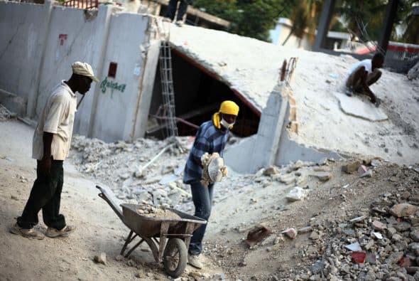 Luego, en la plaza Champ de Mars en el centro de la capital, más de seis horas después, no era sólo que se habían derrumbado las viviendas y las iglesias: se habían derrumbado los símbolos de la gobernabilidad de un país.