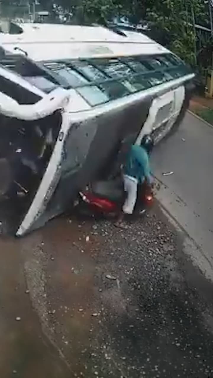 Motociclista se salva de ser aplastado