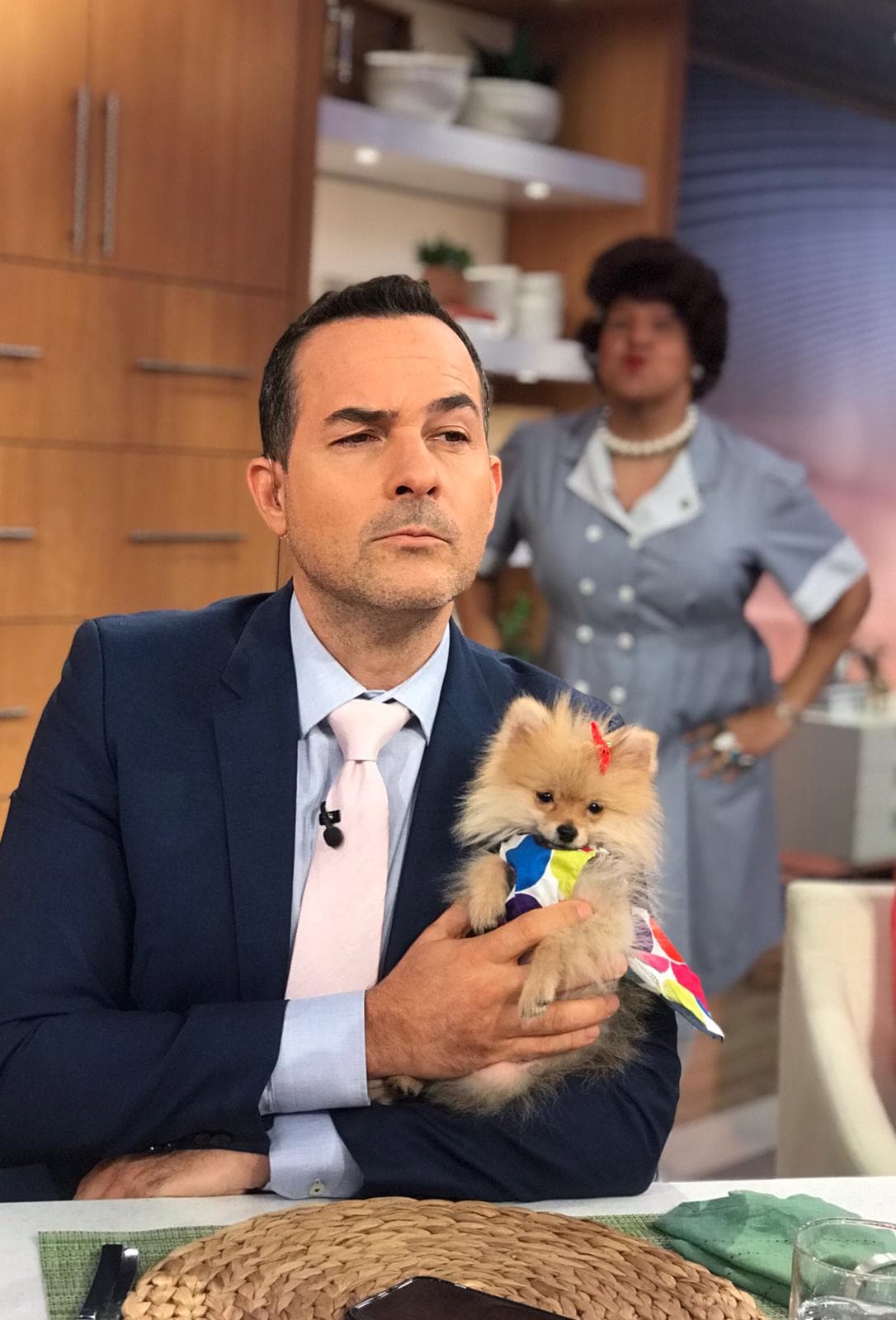 Carlos Calderón también conoció a Bombom, la nueva mascota de Despierta América, la pequeña muy rápido le robó un cachito de su corazón.