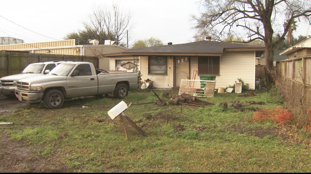 La propiedad ha cambiado varias veces de dueño, según autoridades, lo que dificulta un poco la investigación para determinar quién tenía cautivo al animal.