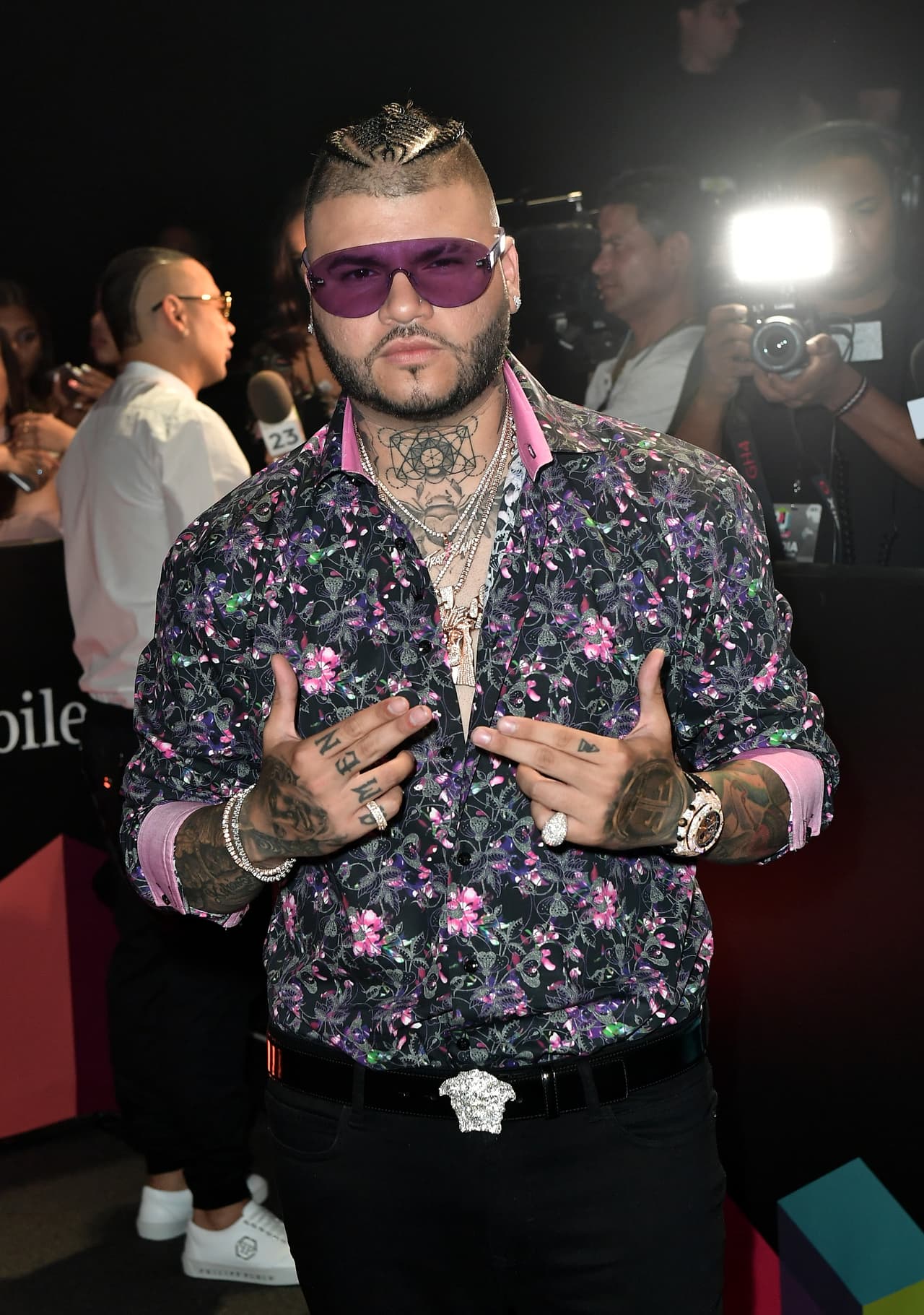 En 2017 aumentaron sus tatuajes y también la extravagancia. Este año, el cantante está nominado en tres categorías; comparte una de ellas con Pedro Capó, por el tema 'Calma'.