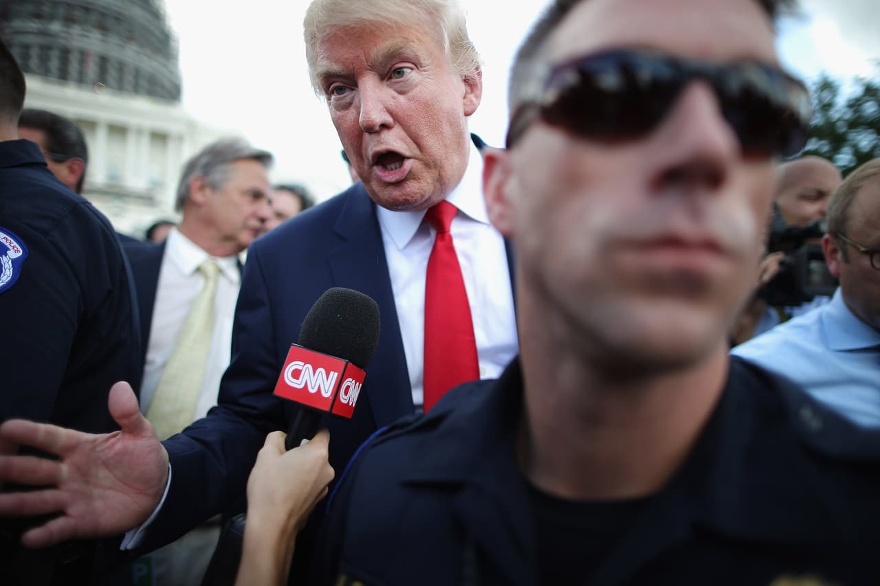 Por sus declaraciones, Trump no sólo se ha ganado la enemistad de los artistas latinos, sino también las críticas de muchos periodistas.