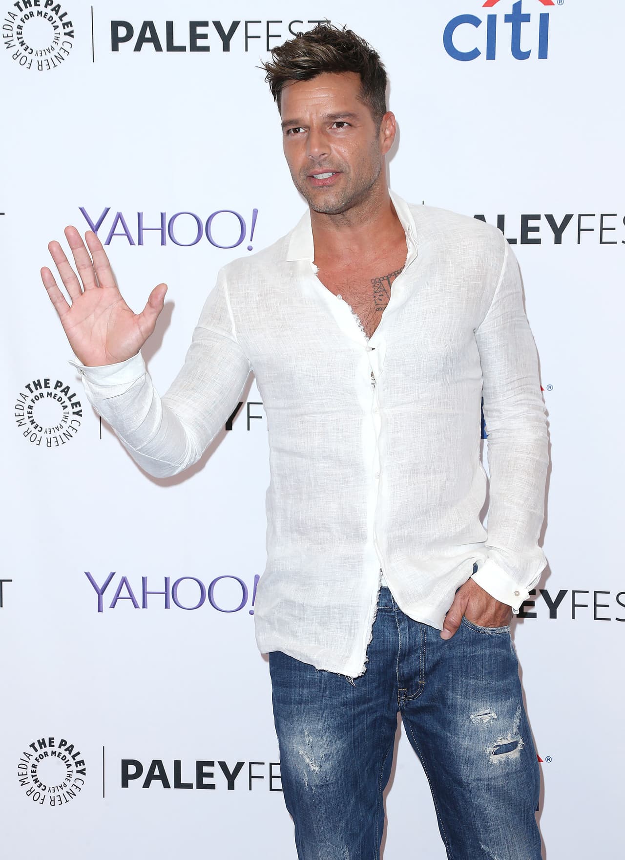 "Tenemos que derrotar ese poder que pretende mostrar Trump sobre los latinos", señaló el artista en una columna de opinión para Univision.com.