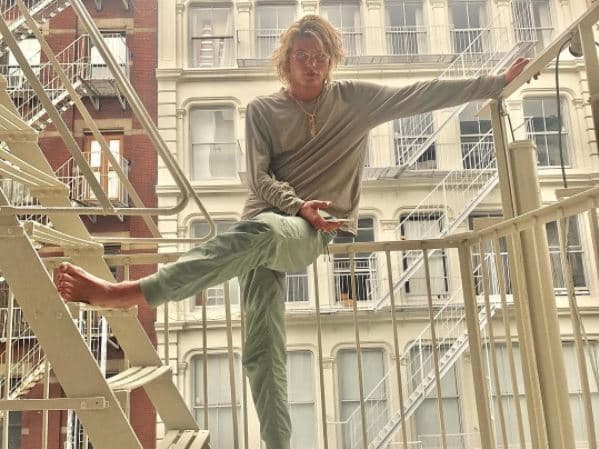 Además, confesó que su película favorita es 'The Beach', que protagoniza Leonardo Dicaprio, e incluso le gustaría vivir en donde vive Richard, el personaje que encarna el actor.