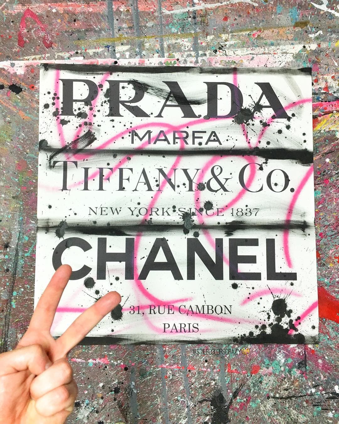 En 2014, un artista conocido como 9271977
<a href="http://www.texasmonthly.com/the-daily-post/12-photos-of-the-vandalization-that-briefly-turned-prada-marfa-into-toms-marfa/">cubrió la tienda de grafitis y pintadas</a>, acompañadas de carteles con el logo de TOMS, la marca que vende zapatos y colabora para erradicar la pobreza. El artista dijo que era una crítica al lujo y denunció que firmas como TOMS tampoco ayudan a aliviar la desigualdad. Poco tiempo después, la instalación fue limpiada y volvió a su estado original.
