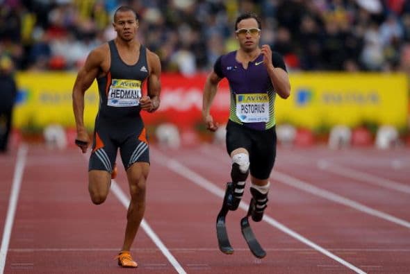 "Blade Runner" (el corredor cuchilla), como se le conoce ya en todo el mundo, partió en la primera serie por la calle 6, moviendo a gran velocidad las prótesis de carbono que utiliza en ambas piernas. Era una carrera de cinco, y pasaban los tres primeros, pero Pistorius sólo cedió ante el dominicano Luquelín Santos -a la postre subcampeón olímpico-, que venció con un tiempo de 45.04, seguido del sudafricano, que hizo su mejor marca del año (45.44).