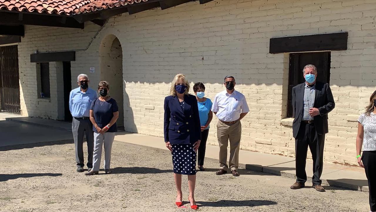 <b>La doctora Jill Biden visitó Delano, California, en el marco del Día de <a href="https://www.univision.com/local/los-angeles-kmex/es-importante-celebrar-el-dia-de-cesar-chavez-por-lo-que-hizo-para-los-trabajadores-campesinos-dolores-huerta-video">César Chávez</a></b>. Un día que es feriado en 8 estados del país en reconocimiento de la labor y lucha en pro de los derechos de los trabajadores del campo.