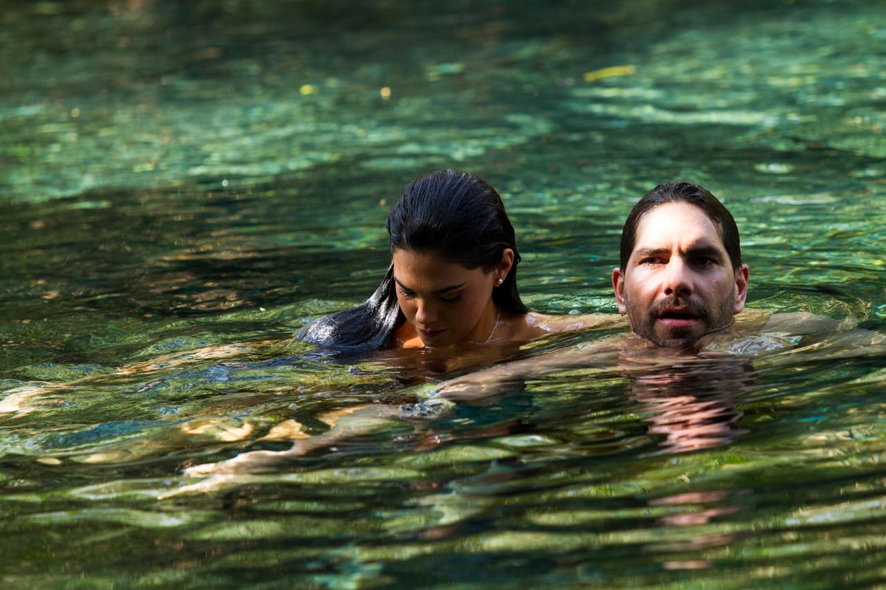 Antes de marcharse, John le aseguró que confía en ella y en sus sentimientos.