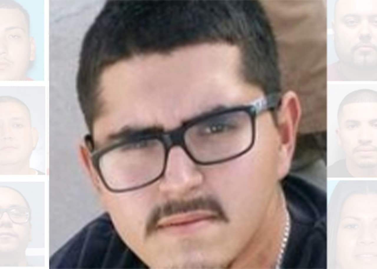 Jarod Martínez, de 18 años, residente de Visalia, enfrenta cargos por poseer un arma de fuego y ser un miembro documentado de una pandilla.