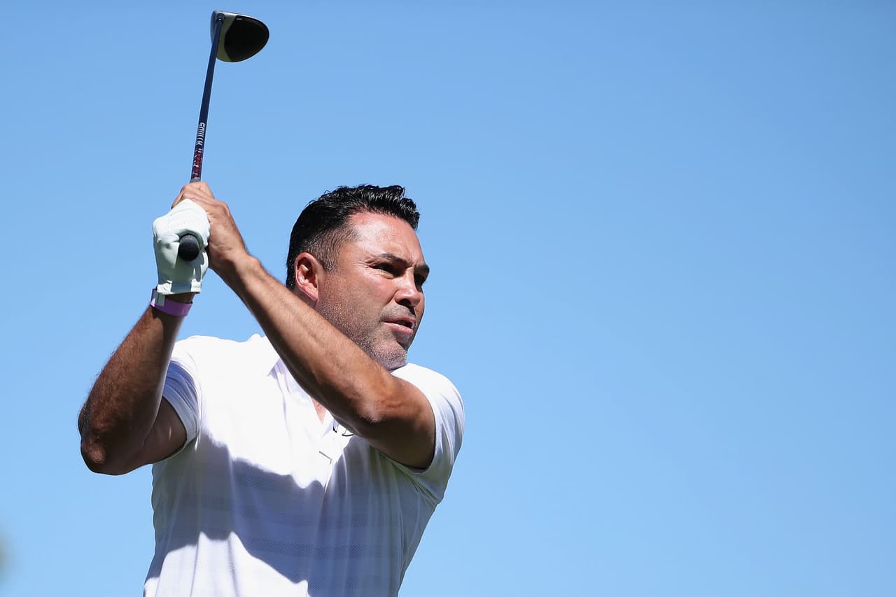 Una de las actividades recreativas de Óscar de la Hoya es el golf.