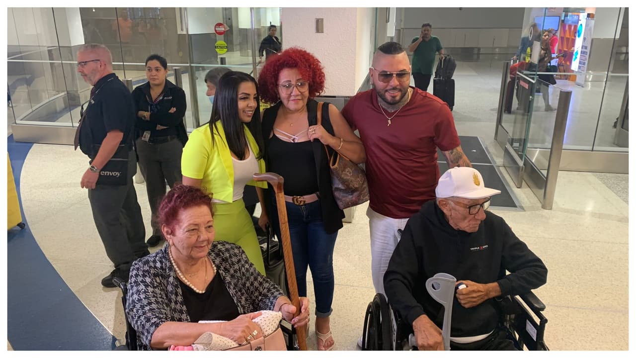 Cantante El Chacal recibe en Miami a su familia proveniente de Cuba gracias al parole humanitario 