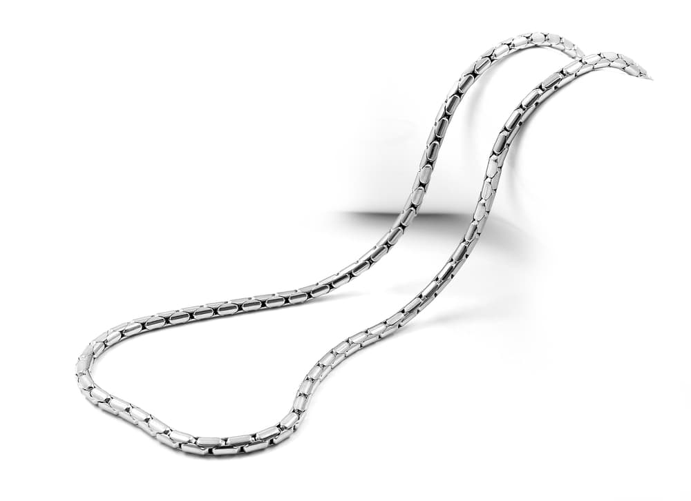 La plata les brinda la fortaleza y seguridad que necesitan y su simple contacto con la piel provoca una energía sumamente positiva para la gente de Cáncer, pues representa la energía lunar que rige al signo.