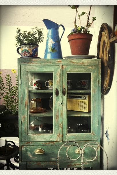 Los objetos artísticos también son una gran herramienta para agregar un recurso vintage a tus espacios. Gomez-Dold asegura que encontrarás buenas de estas piezas cuando viajes a otras ciudades o pueblos.