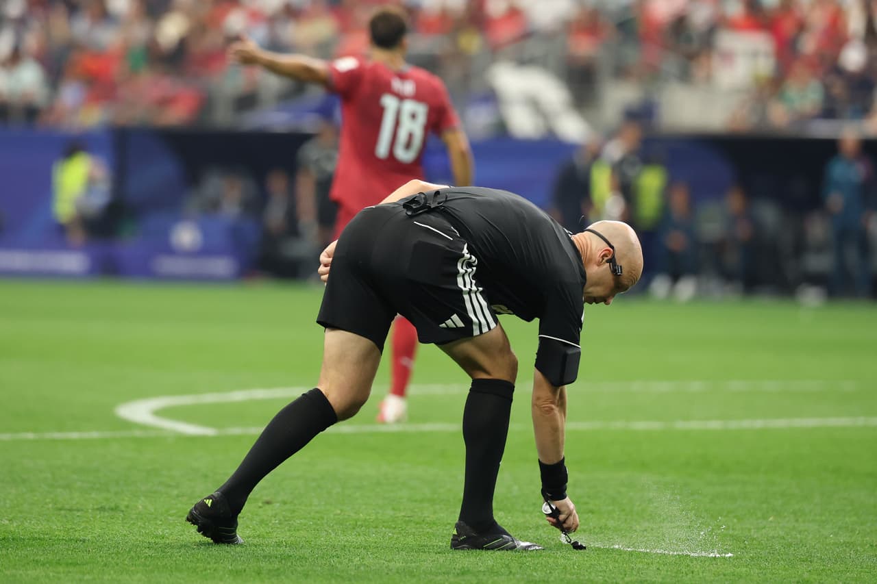 El árbitro Anthony Taylor marca la línea para un tiro libre durante el partido de octavos de final de la Copa del Mundo entre Portugal y España en Arlington, Texas, cerca de Dallas, el lunes 6 de julio de 2026.