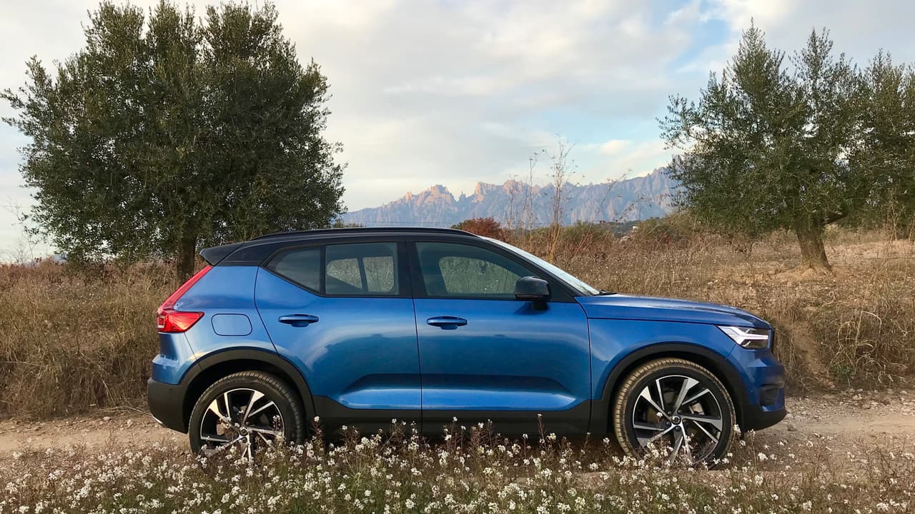 La Volvo XC40 sintiéndose como en casa en una vía rural de Cataluña con el majestuoso Montserrat en el fondo.