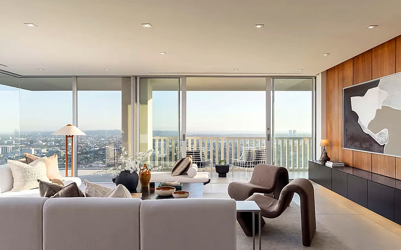 El lujo es estándar en el edificio. Tiene un encargado, portero y servicio de estacionamiento las 24 horas del día. Las amenidades incluyen un gimnasio, piscina y sauna.